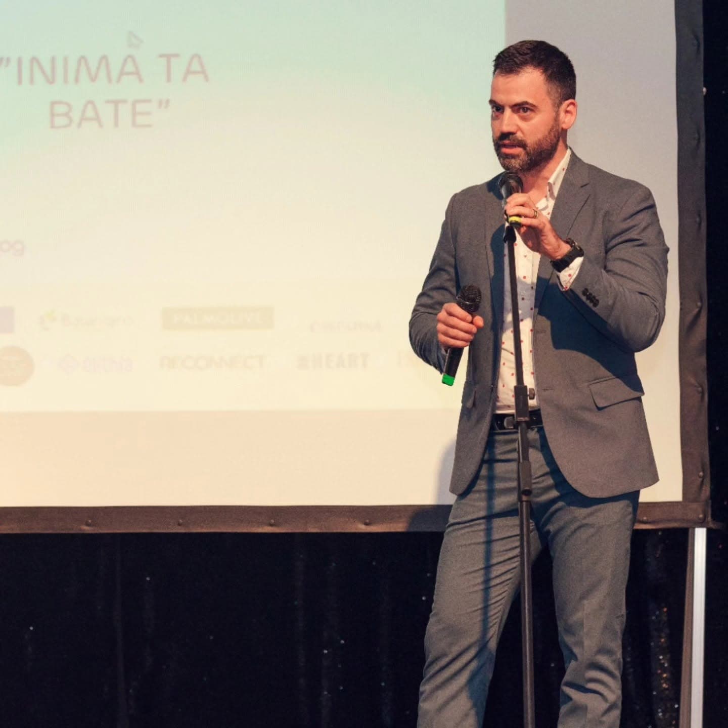 Dr. Ștefan Busnatu pe scenă, la conferința „Inima ta bate”