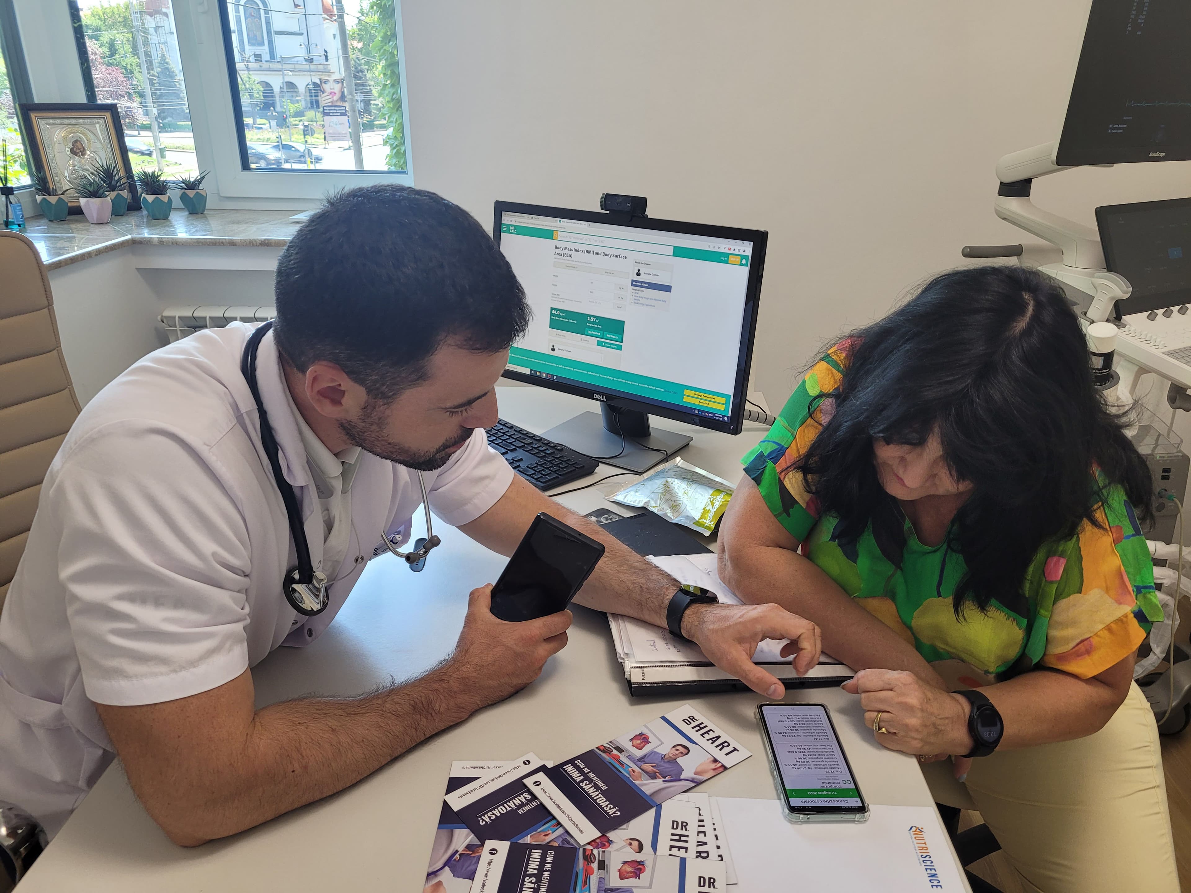 Dr. Ștefan Busnatu explicând unei paciente rezultatele evaluării personalizate