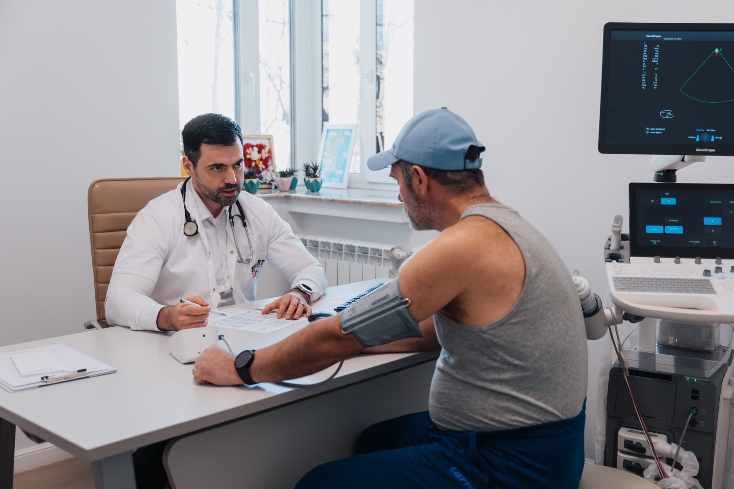 Dr. Ștefan Busnatu în timpul unei consultații cardiologice