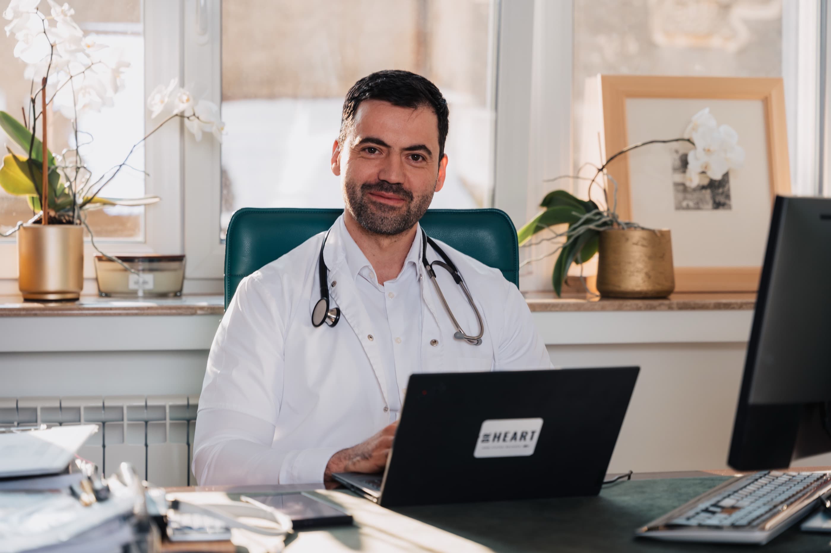 Dr. Ștefan Busnatu în cabinetul său