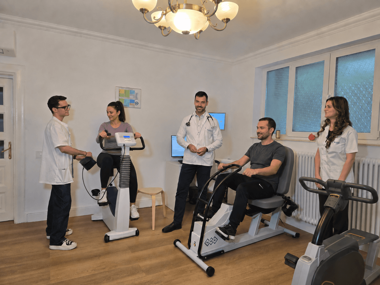 Echipa medicală alături de pacienți, în timpul unei ședințe de recuperare cardiacă